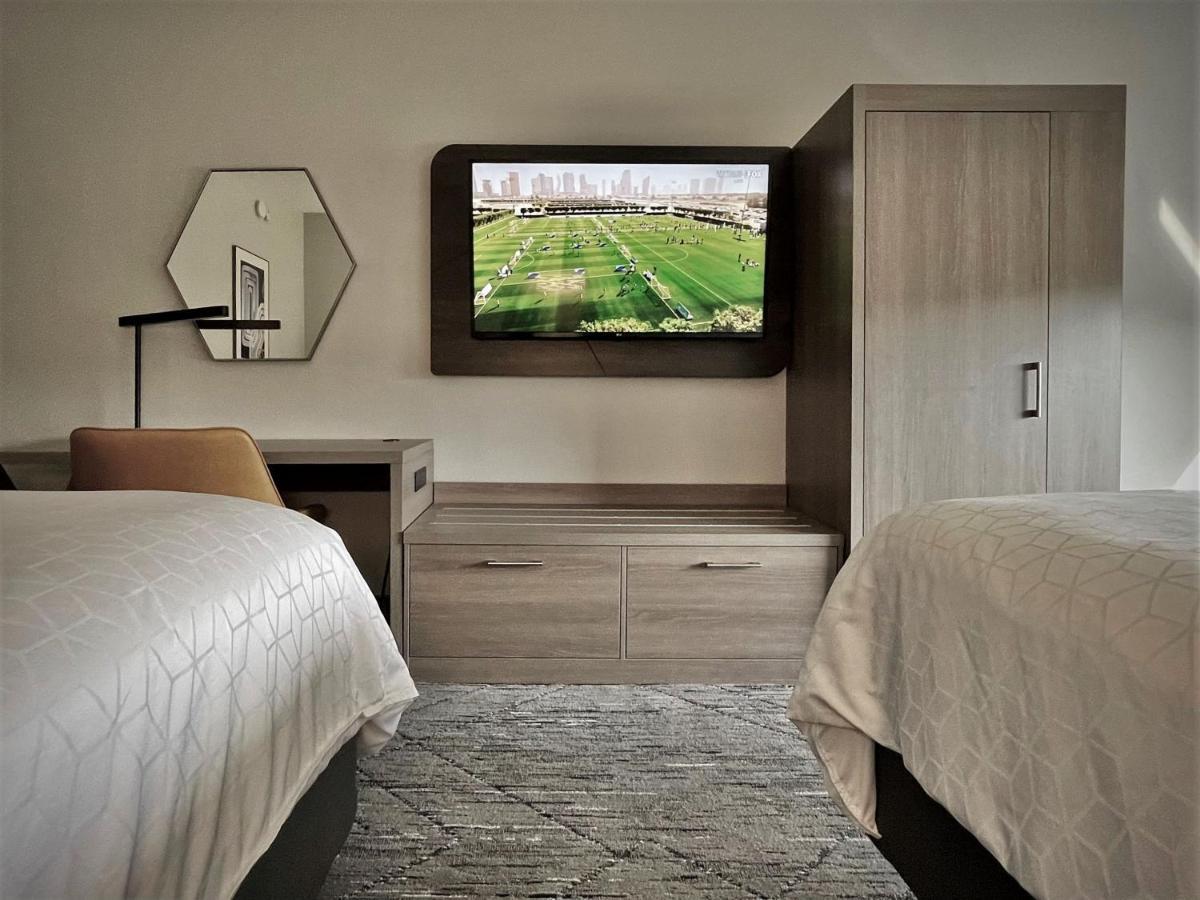 Holiday Inn Express And Suites Tampa I-75 At Bruce B. Downs By Ihg Exteriör bild