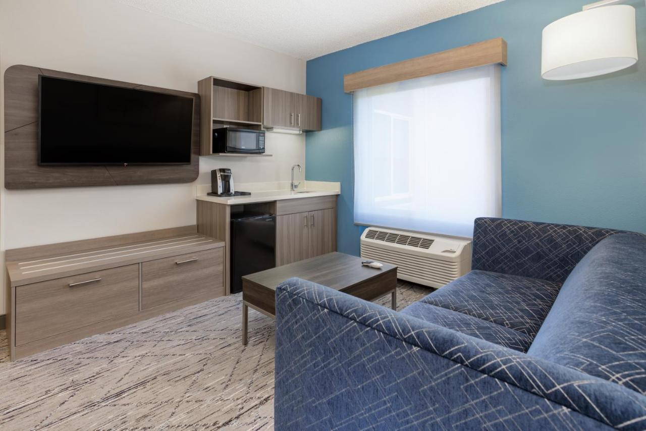 Holiday Inn Express And Suites Tampa I-75 At Bruce B. Downs By Ihg Exteriör bild