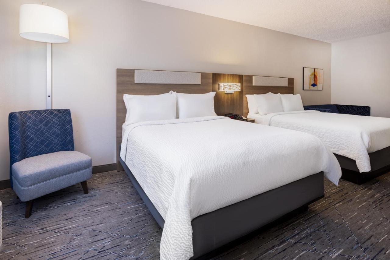 Holiday Inn Express And Suites Tampa I-75 At Bruce B. Downs By Ihg Exteriör bild