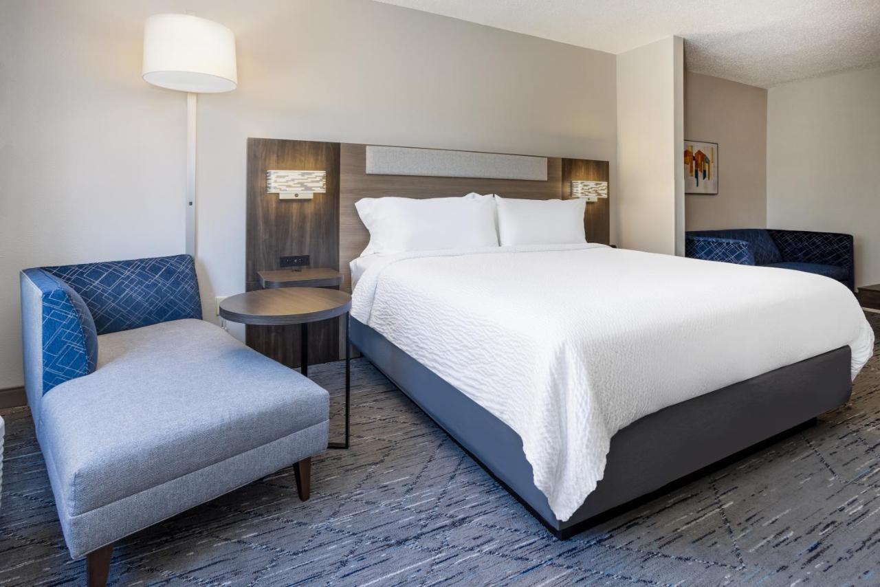 Holiday Inn Express And Suites Tampa I-75 At Bruce B. Downs By Ihg Exteriör bild