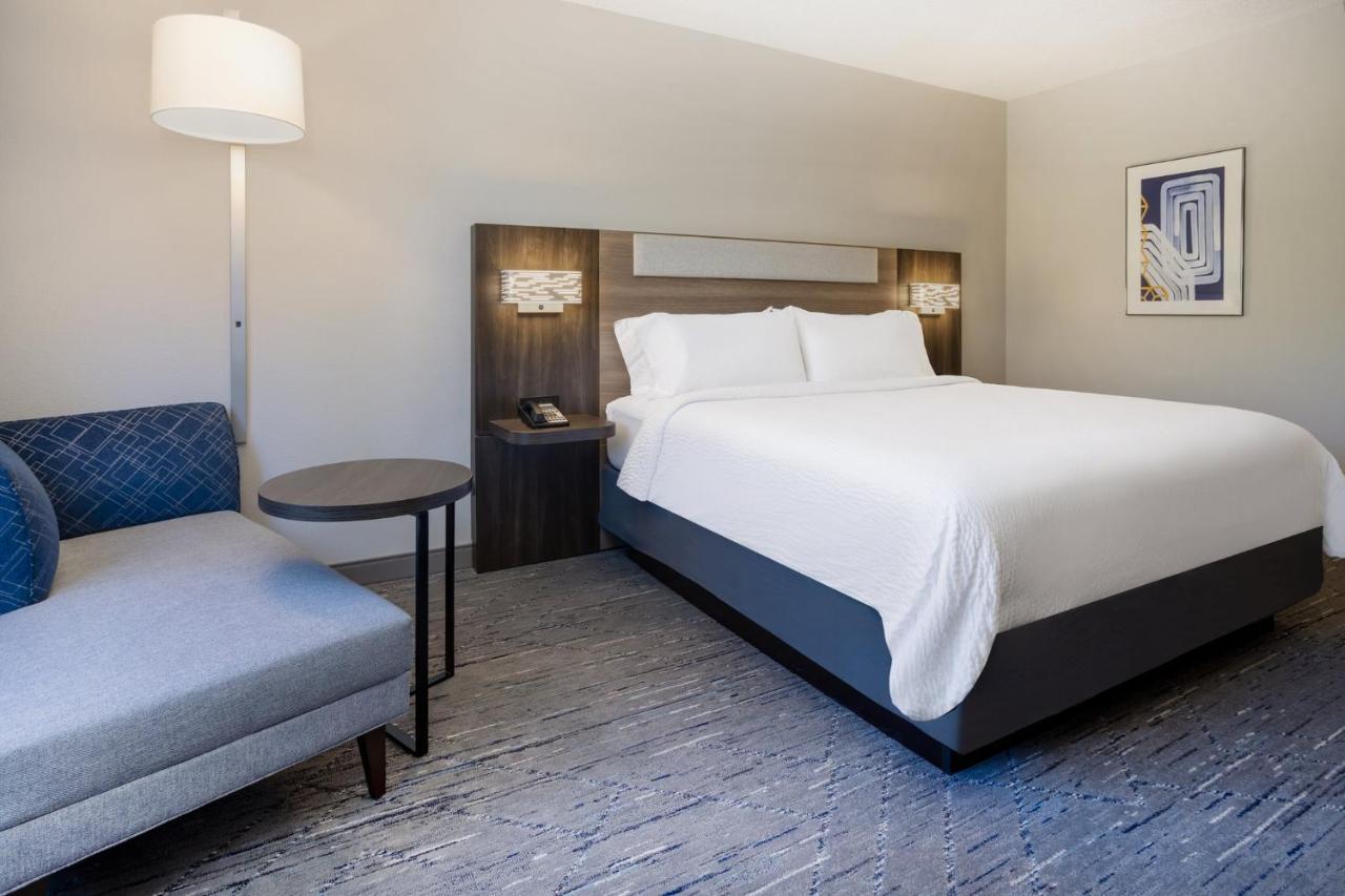 Holiday Inn Express And Suites Tampa I-75 At Bruce B. Downs By Ihg Exteriör bild