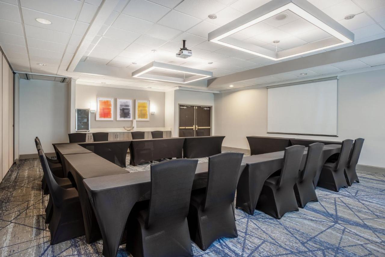 Holiday Inn Express And Suites Tampa I-75 At Bruce B. Downs By Ihg Exteriör bild