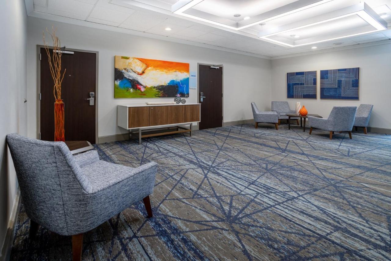 Holiday Inn Express And Suites Tampa I-75 At Bruce B. Downs By Ihg Exteriör bild