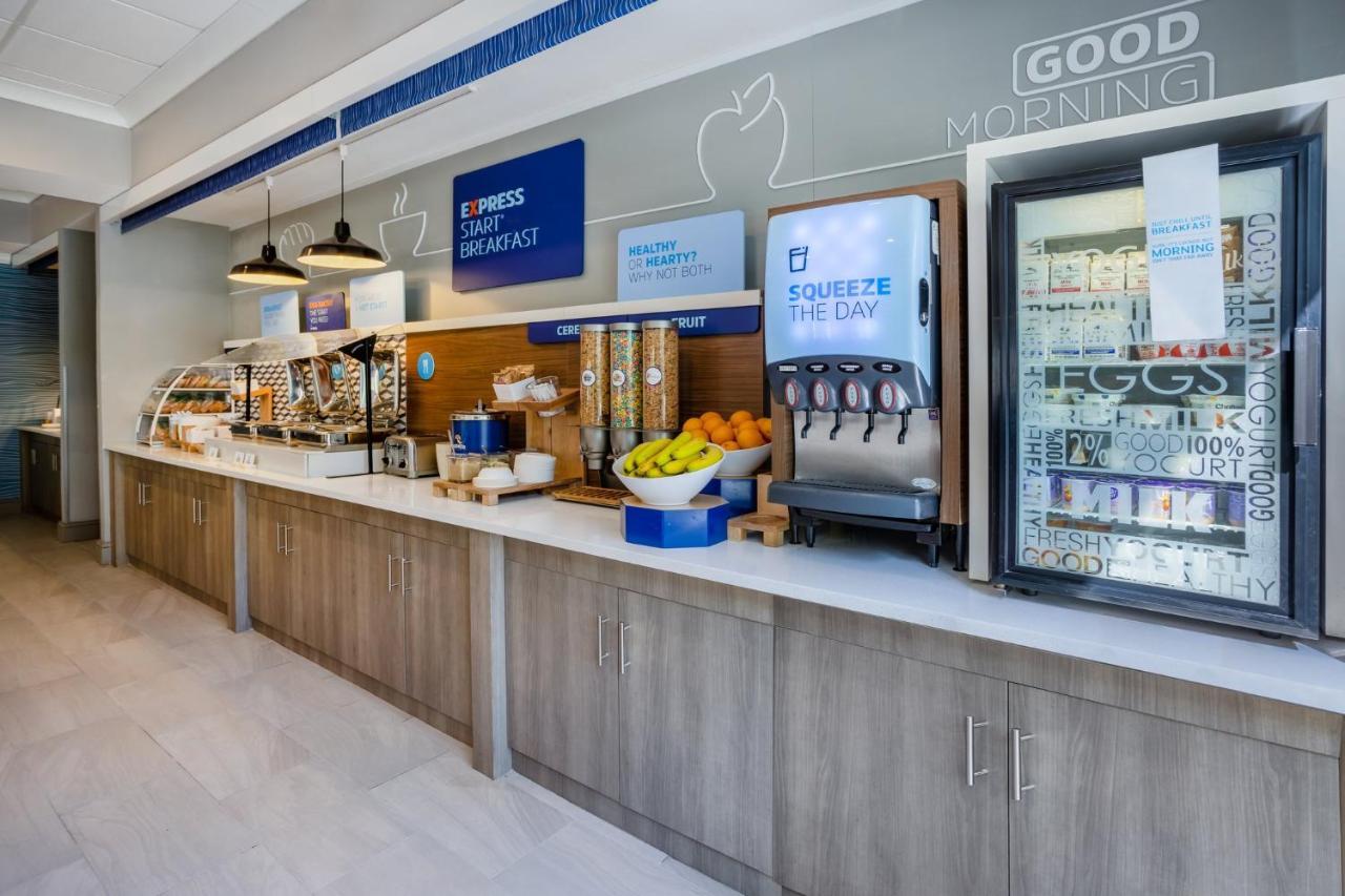 Holiday Inn Express And Suites Tampa I-75 At Bruce B. Downs By Ihg Exteriör bild