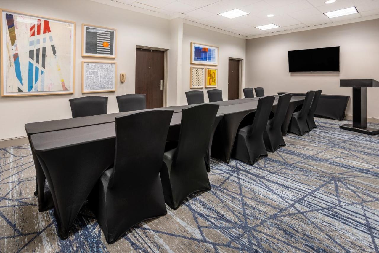 Holiday Inn Express And Suites Tampa I-75 At Bruce B. Downs By Ihg Exteriör bild