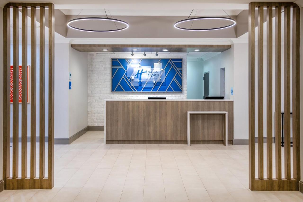 Holiday Inn Express And Suites Tampa I-75 At Bruce B. Downs By Ihg Exteriör bild