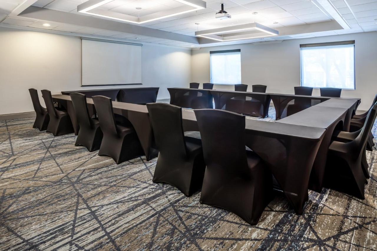Holiday Inn Express And Suites Tampa I-75 At Bruce B. Downs By Ihg Exteriör bild