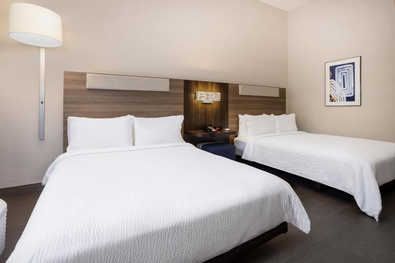 Holiday Inn Express And Suites Tampa I-75 At Bruce B. Downs By Ihg Exteriör bild