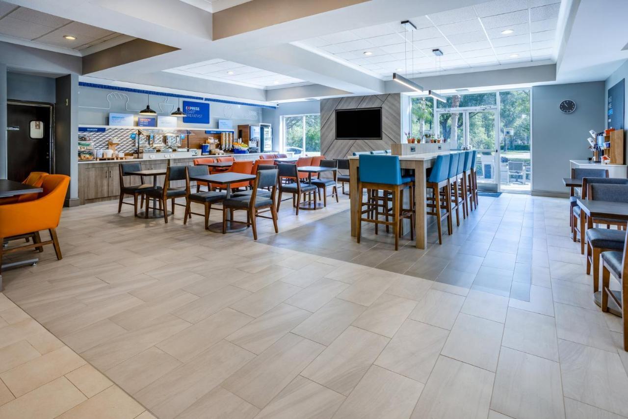 Holiday Inn Express And Suites Tampa I-75 At Bruce B. Downs By Ihg Exteriör bild