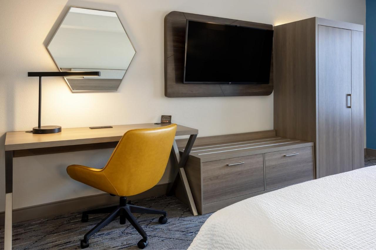 Holiday Inn Express And Suites Tampa I-75 At Bruce B. Downs By Ihg Exteriör bild