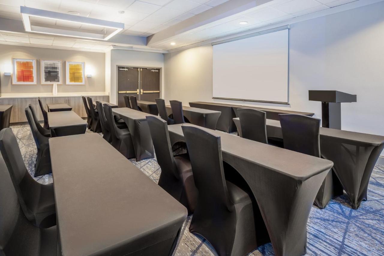 Holiday Inn Express And Suites Tampa I-75 At Bruce B. Downs By Ihg Exteriör bild