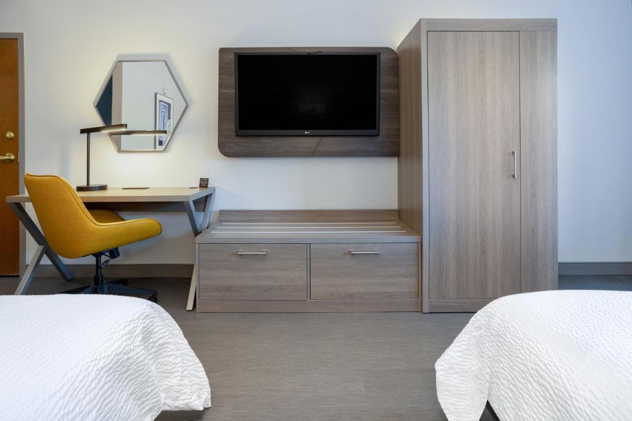 Holiday Inn Express And Suites Tampa I-75 At Bruce B. Downs By Ihg Exteriör bild