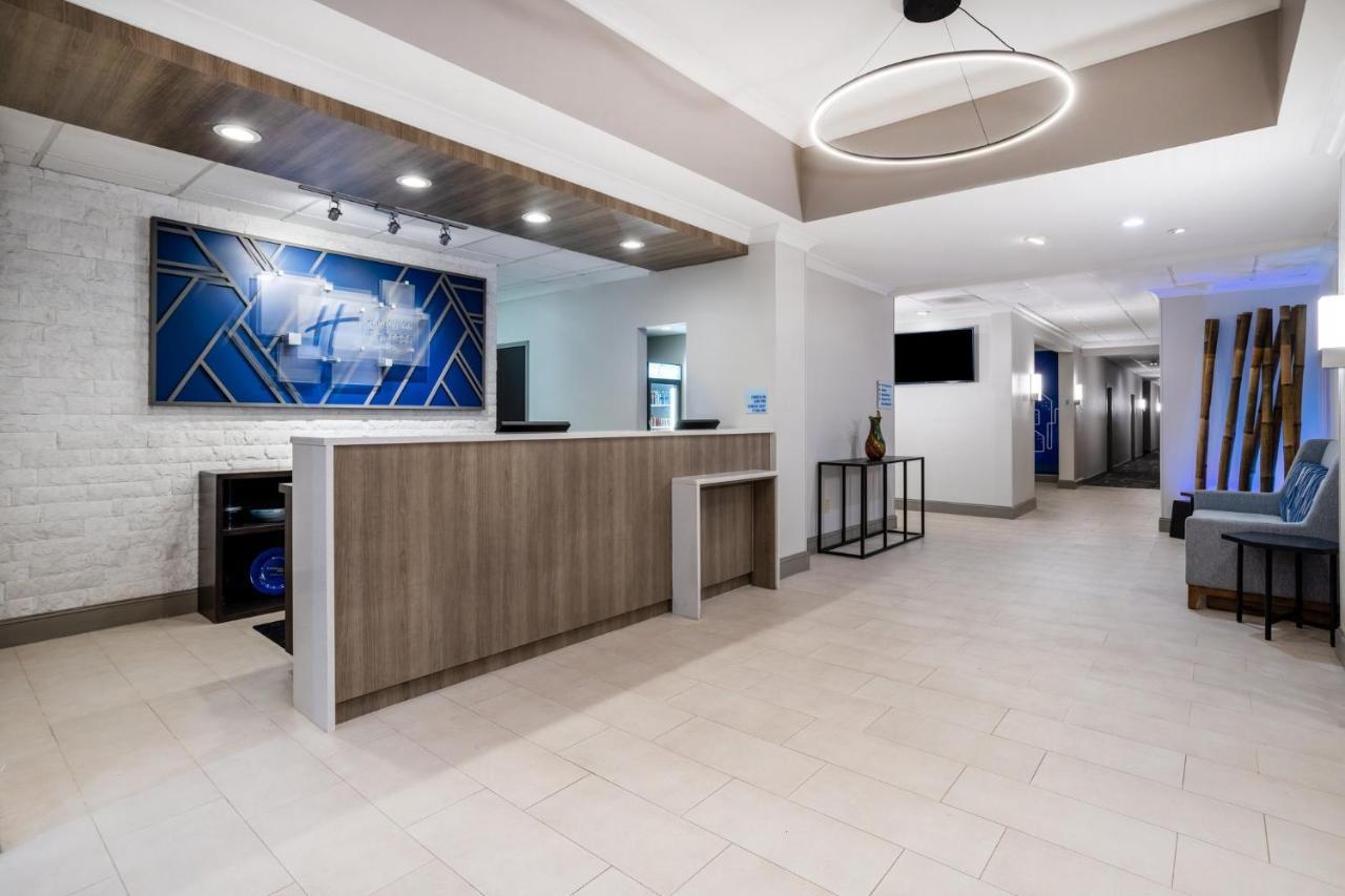 Holiday Inn Express And Suites Tampa I-75 At Bruce B. Downs By Ihg Exteriör bild
