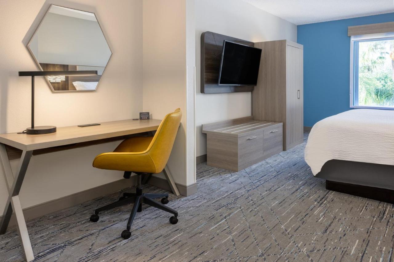 Holiday Inn Express And Suites Tampa I-75 At Bruce B. Downs By Ihg Exteriör bild