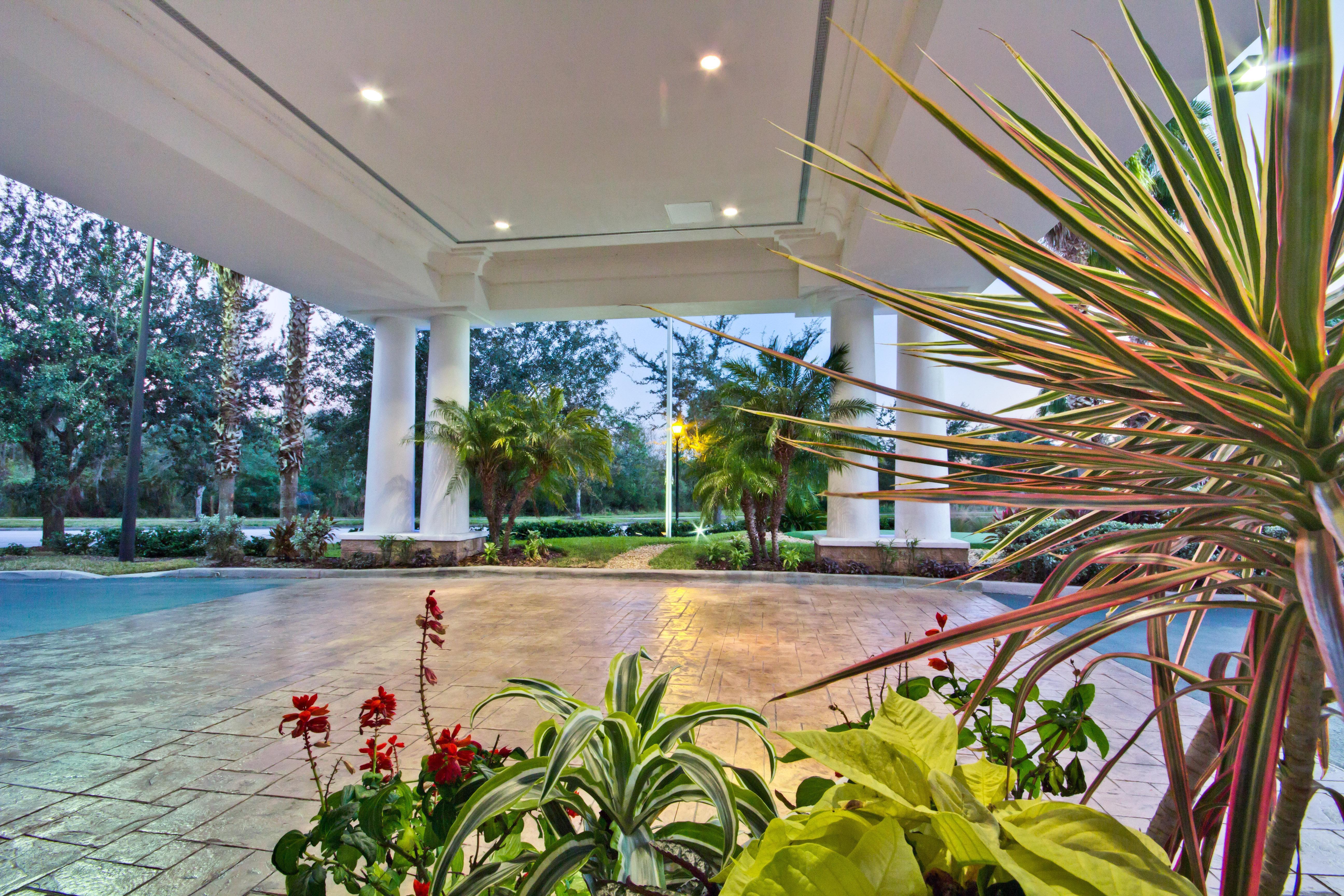 Holiday Inn Express And Suites Tampa I-75 At Bruce B. Downs By Ihg Exteriör bild